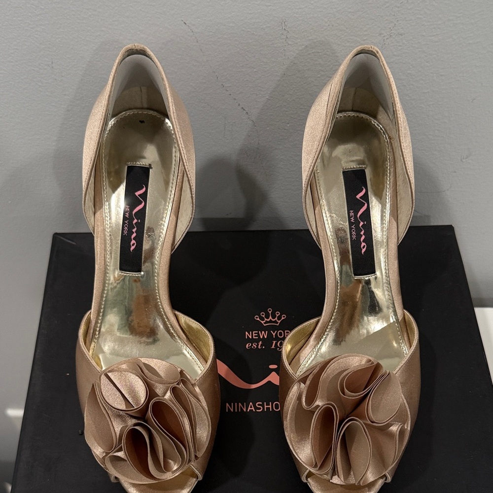 Nina Women's Chic Peep-Toe Heels - Gold